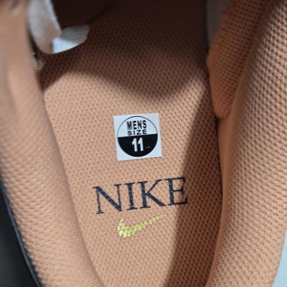 Nike Dunk Low SE  Black and White Sneakers Iconic Limited Edition Sz 11 NEW - Picture 16 of 16